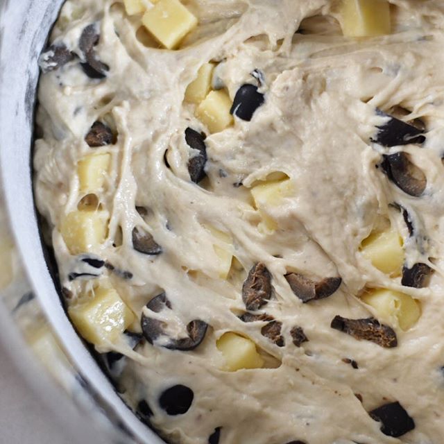 Olive & Cheese loaf – Pan artesanal de queso y&nbsp;aceitunas