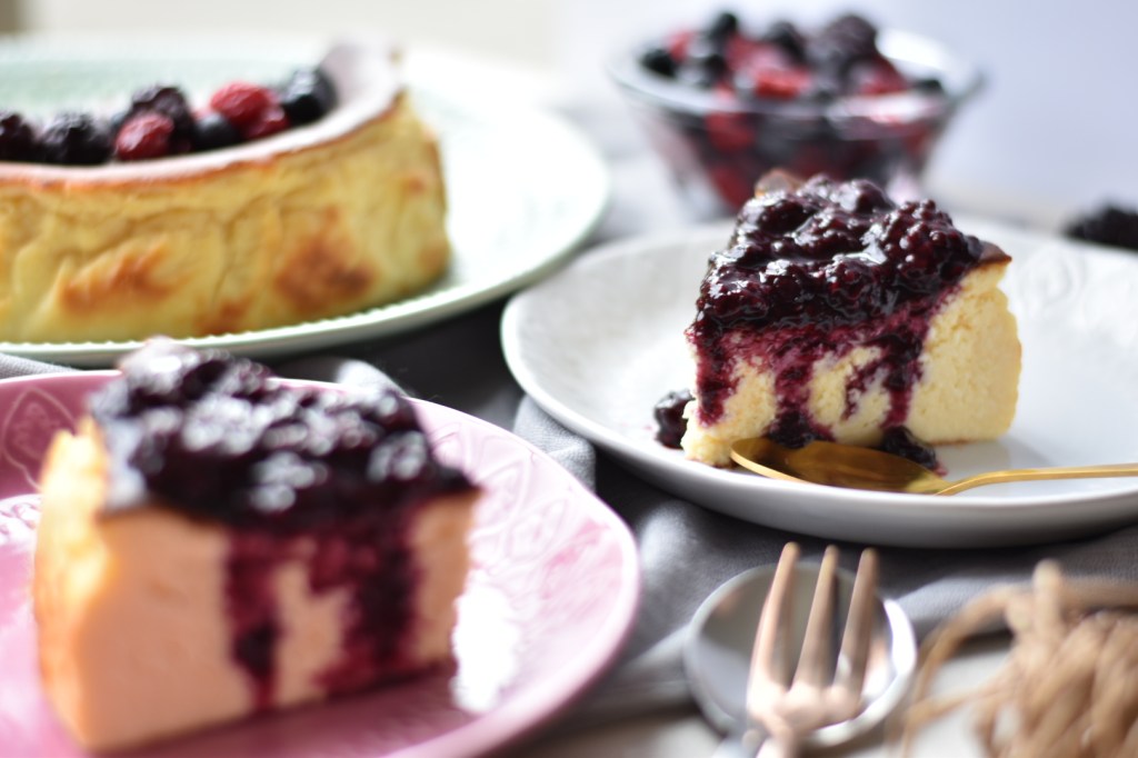 Cheesecake estilo La Viña con topping de&nbsp;berries